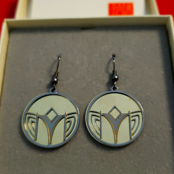 FLW - Picture 2 of 3